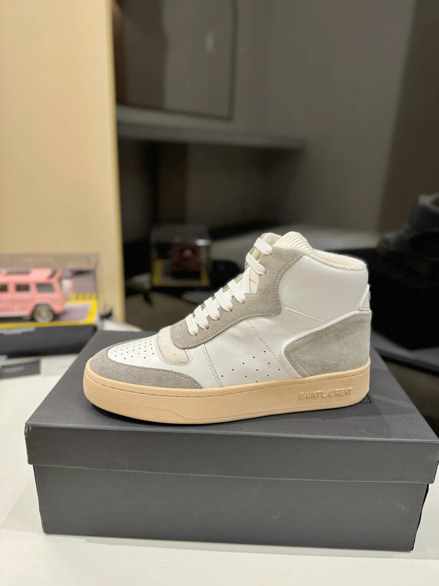 👟👟Ex-factory price 680👟👟 [High version for couples] YSL SAINT LAURENT Yves Saint Laurent SL61, the latest popular casual series in spring and summer...👍👍 Yves Saint Laurent SL61, original purchase, 1:1 replica, fresh blood injection and casual retro design, super good-looking and versatile, the upper is made of cowhide punching and splicing, the upper is super soft , lightweight and comfortable to match with sweatshirts, it is recommended to have one pair in each hand😁 ✅Fabric: Original customized cowhide ➕Punching process ➕Last process ✅Inner lining: Original towel lining ✅Feet: Original customized cowhide ✅Outsole: Original molded two-color bottom ✅Packaging: Original full set of packaging ✅Code number: 35-46 (Female 41.42. Male 38.45.46 Customized, non-returnable)